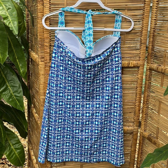 Tommy Bahama Dress, super comfy, like swimsuit material, 92% Nylon 8% Spandex - Picture 3 of 4